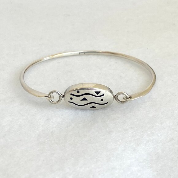 Sterling Silver Oval Black Onyx Geometric Reversible Hinged Bangle Bracelet 6.5" - Picture 4 of 16